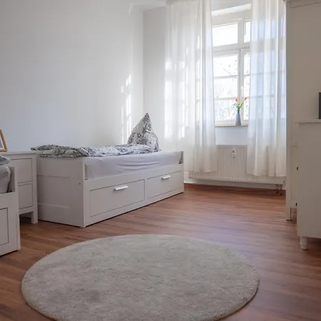 Grosse Zwei Zimmer Mit Balkon